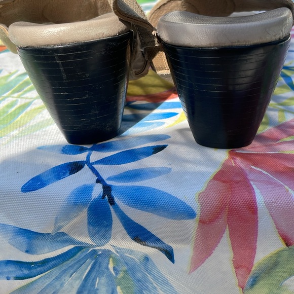 Munro if American sandals. Made in USA. 2”heel. Metallic neutral color size 9M - Picture 6 of 6